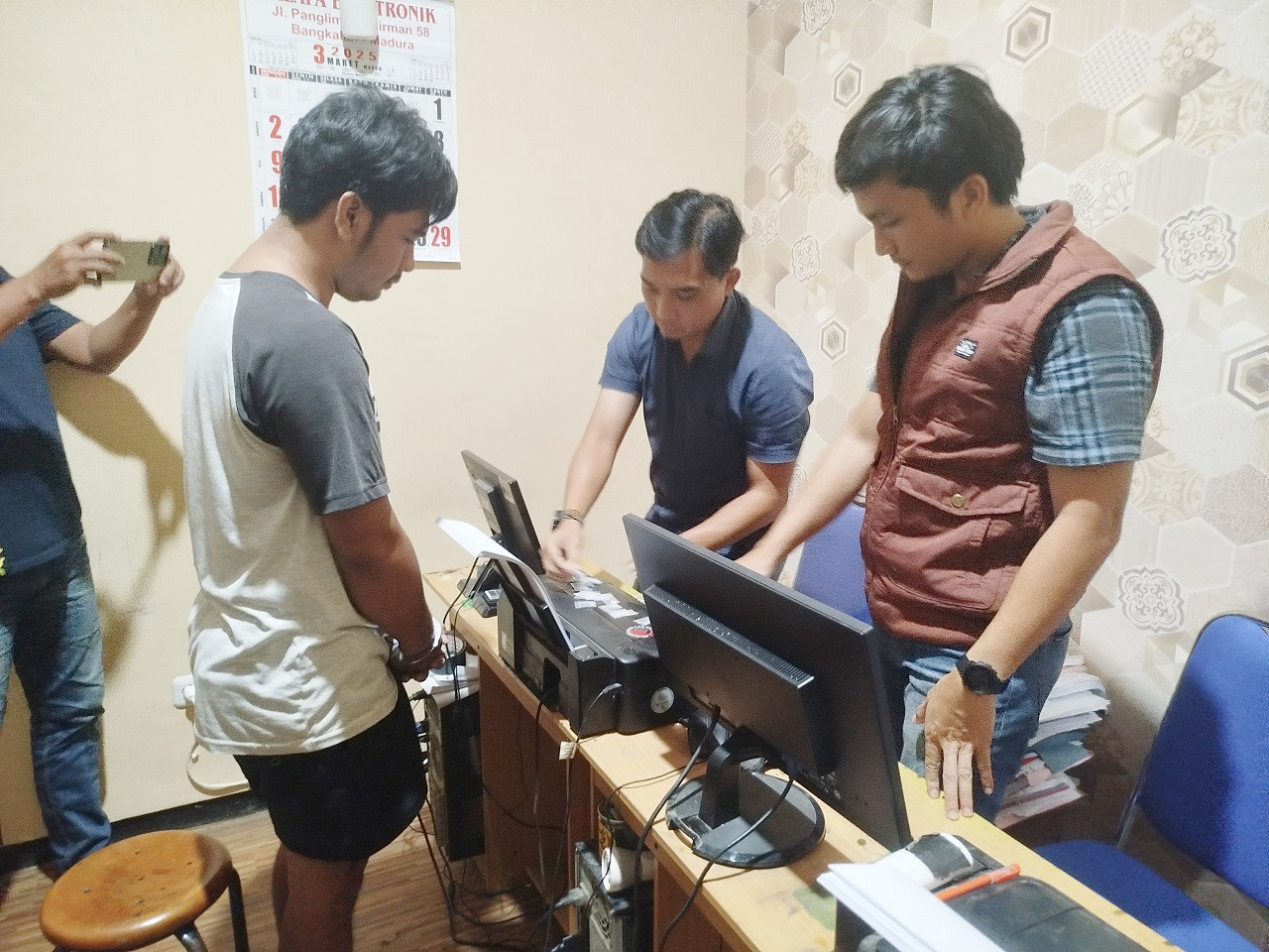 Pelaku diringkus Polres Bangkalan. (Foto: Fathor Rahman/jatimnow.com)