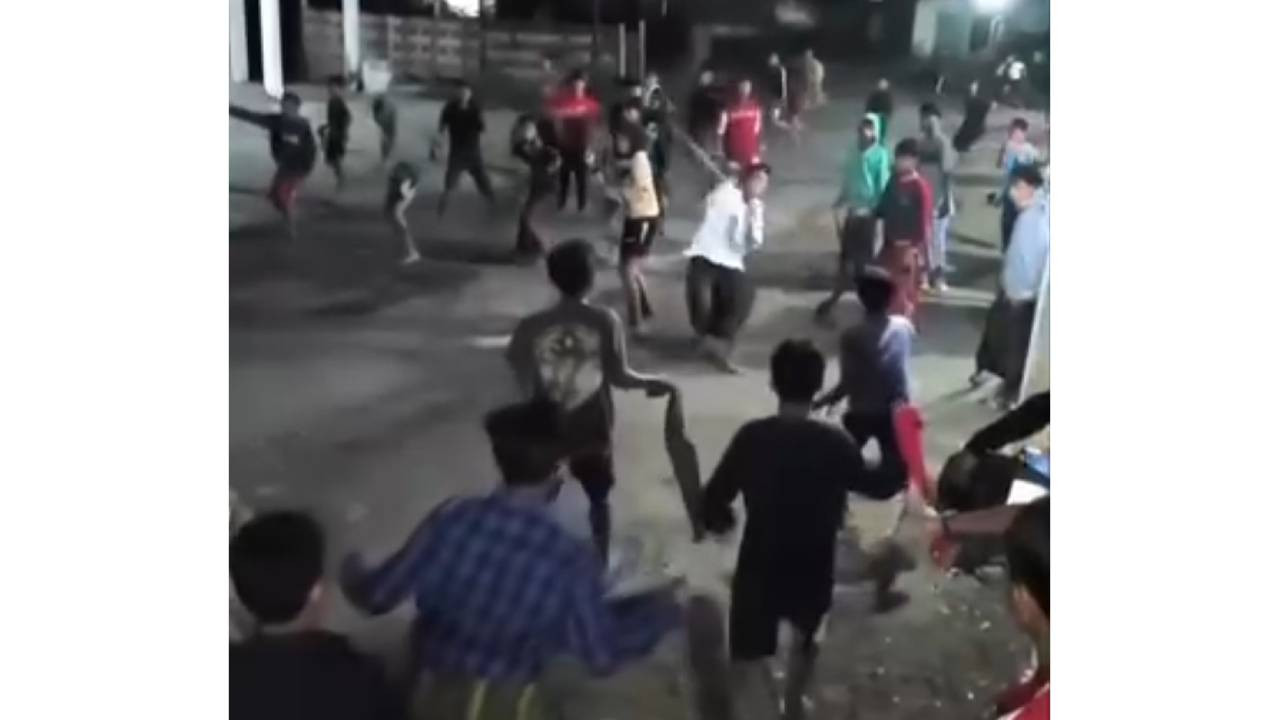 Viral, Puluhan Remaja Perang Sarung di Pelabuhan Kamal Bangkalan