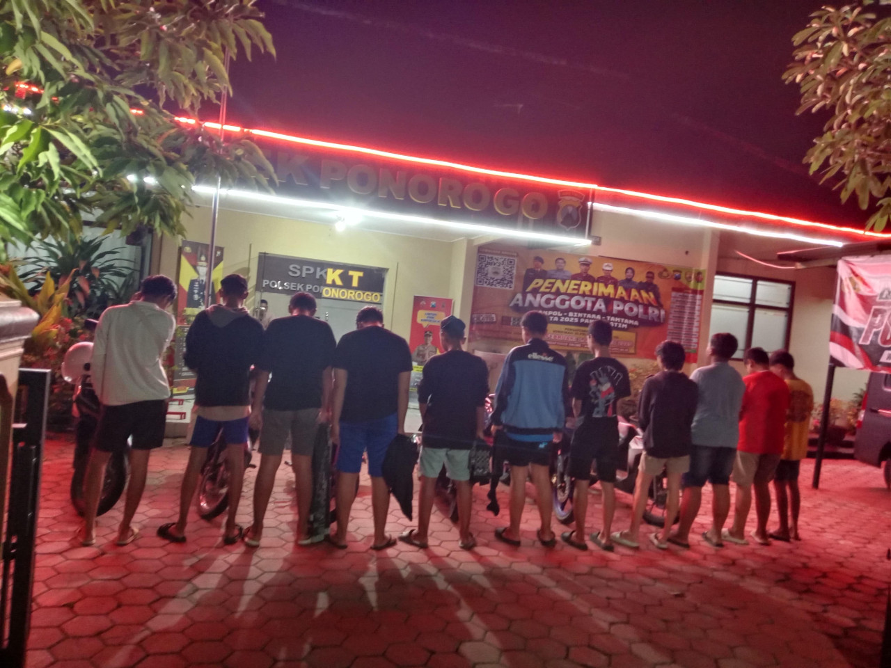 11 Remaja yang diamankan Polsek Ponorogo. (Foto: Ahmad Fauzani/jatimnow.com)