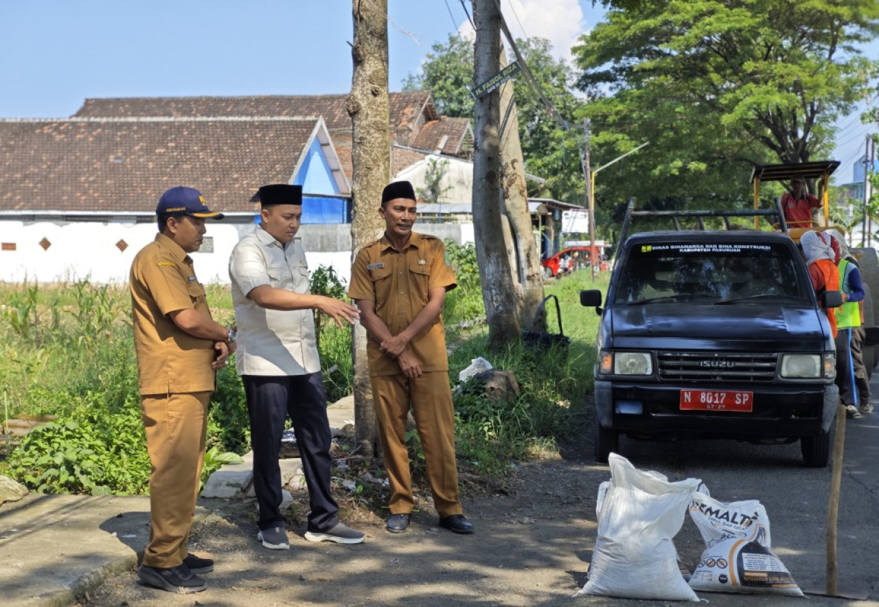 Bupati Pasuruan saat melakukan sidak perbaikan jalan. (Foto: Kominfo Pemkab Pasuruan for jatimnow.com)