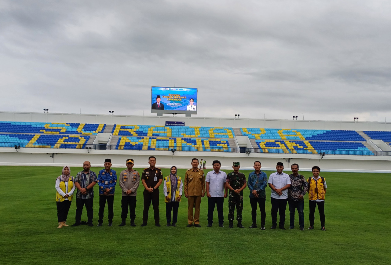 Pemkab Lamongan dan pelaksana pembangunan Kementerian PUPR saat peresmian serentak Stadion Surajaya Lamongan. (Foto : Adyad Ammy Iffansah/jatimnow.com)