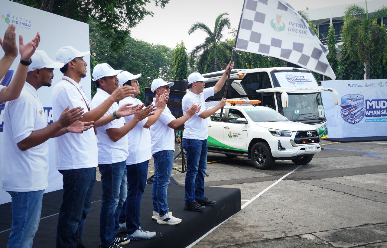 SVP Sekretaris Perusahaan Petrokimia Gresik, Adityo Wibowo mewakili Direktur Utama Petrokimia Gresik, saat memberangkatkan pemudik dari Gresik menuju berbagai Kota di Jawa Timur. (Foto: Humas Petrokimia Gresik)