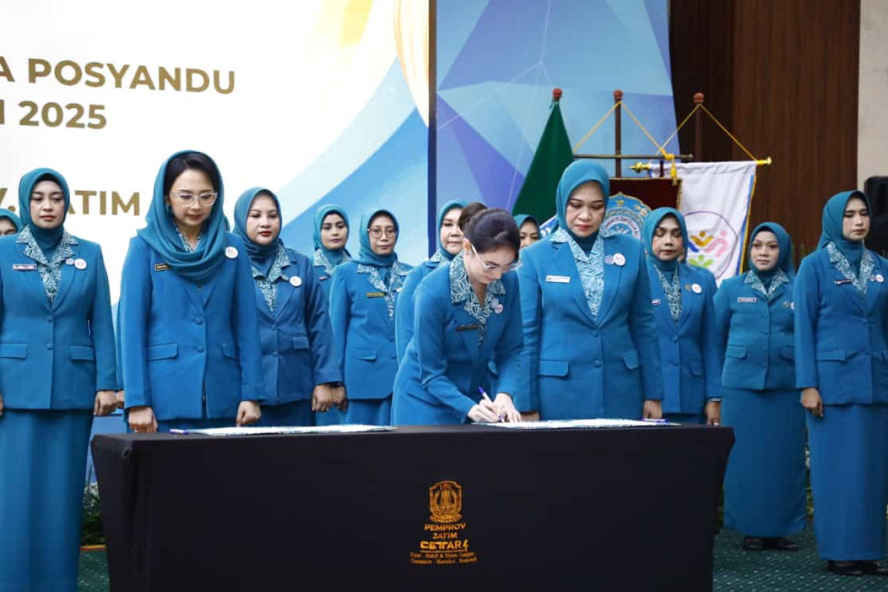 Mbak Cicha saat pelantikan di Surabaya. (Foto: Pemkab Kediri/jatimnow.com)