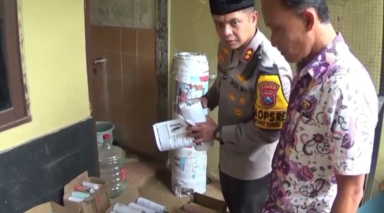 Polisi mengamankan ratusan mercon di 3 lokasi Kabupaten Bangkalan. (Foto: Fathor Rahman/jatimnow.com)