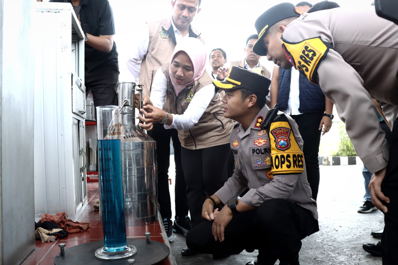 Kapolres Gresik AKBP Rovan Richard Mahenu, didampingi Wakapolres Gresik Kompol Danu Anindhito Kuncoro Putro, serta jajaran Satreskrim Polres Gresik saat sidak BBM di SPBU. (Foto: Humas Polres Gresik)
