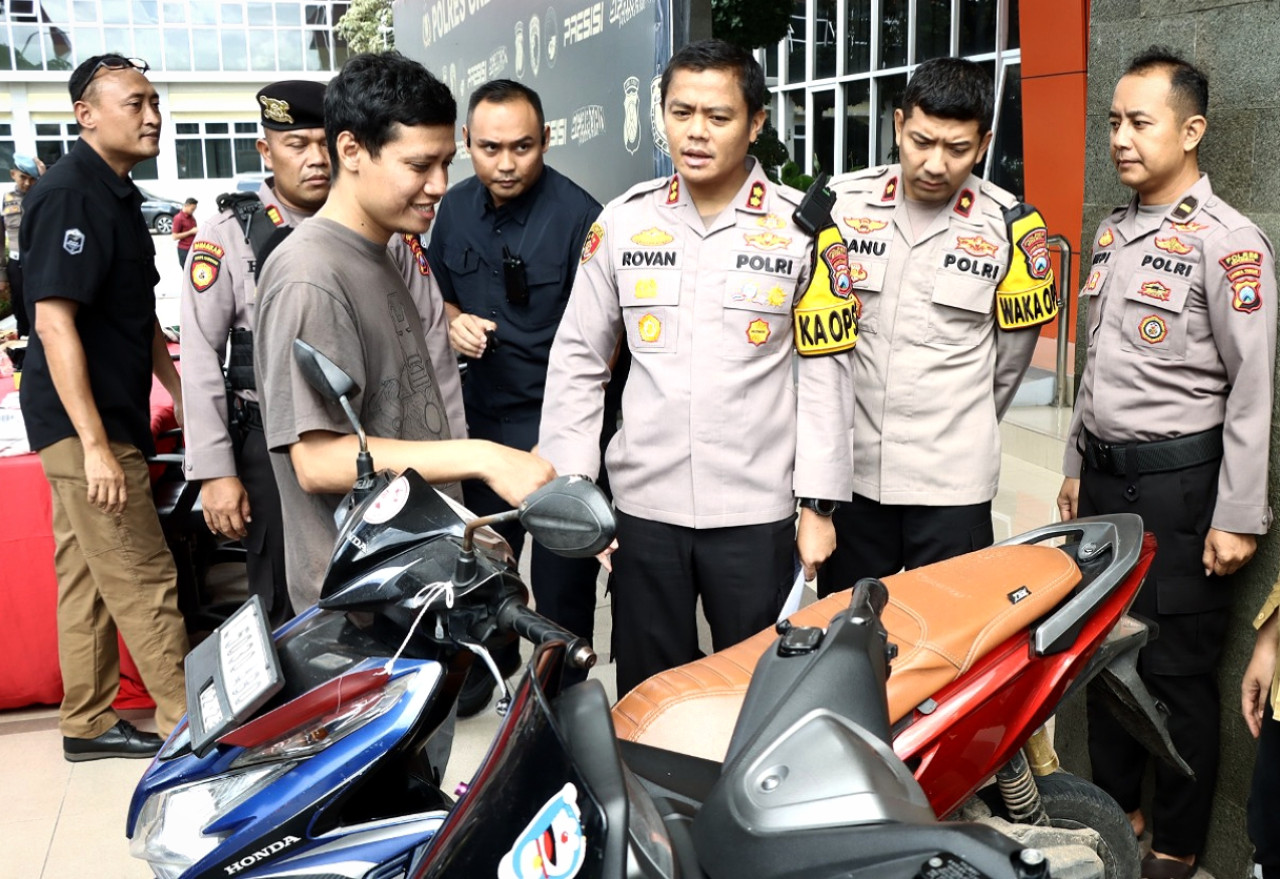 Ahmad Indrajit (kiri) saat menerima motornya yang sebelumnya hilang dicuri komplotan curanmor. (Foto: Humas Polres Gresik/jatimnow.com)