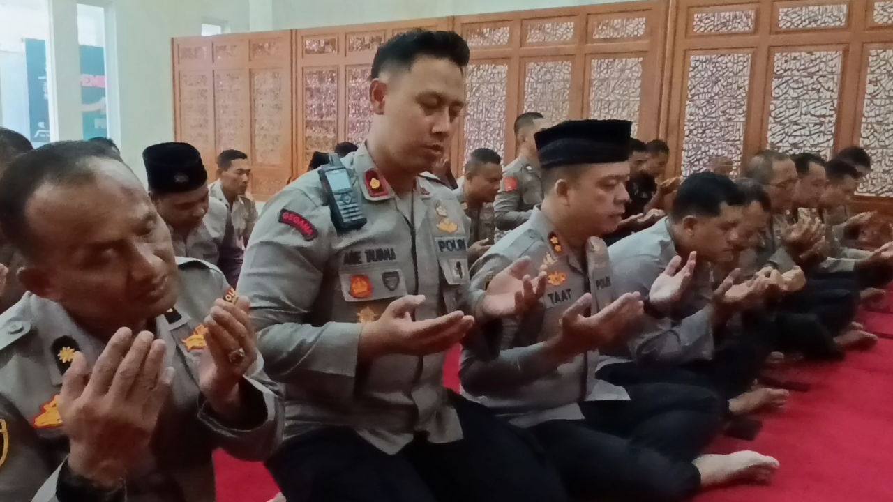 Personel Polres Tulungagung saat salat gaib dan doa bersama. (Foto: Bramanta Pamungkas/jatimnow.com)