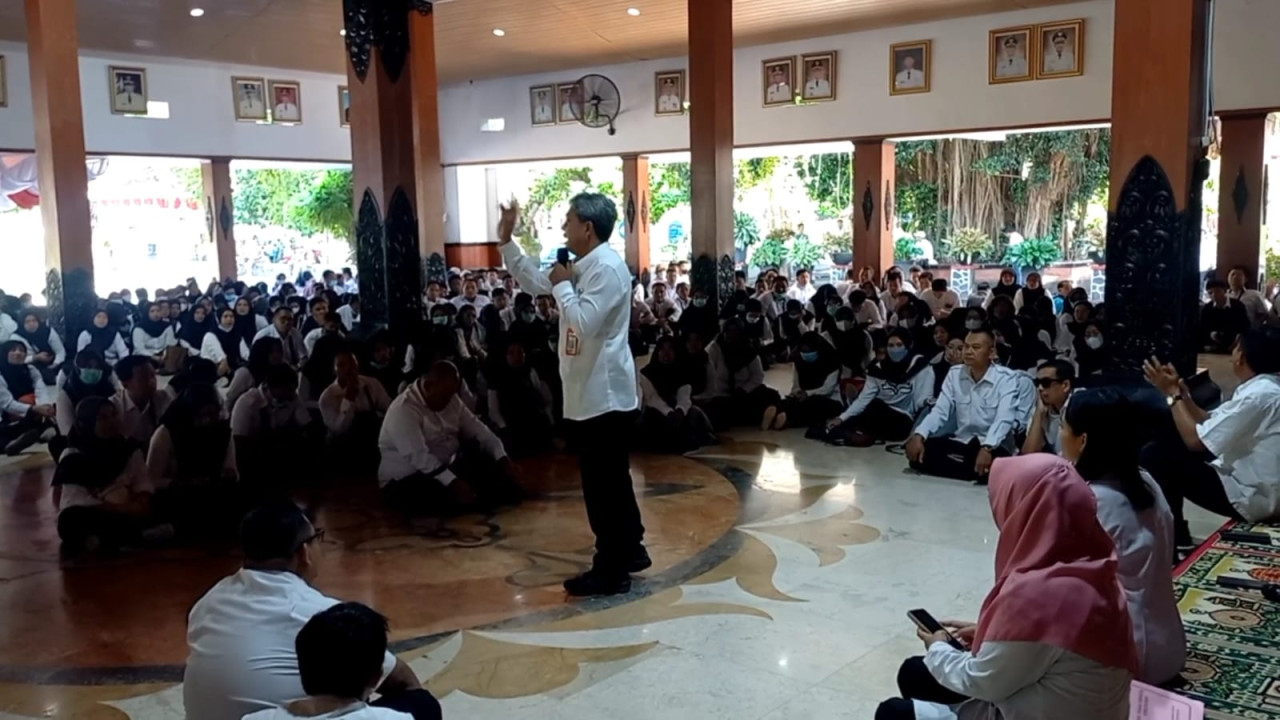 Ratusan tenaga honorer saat mendatangi Pendopo Manggala Praja Nugraha Trenggalek. (Foto: Bramanta Pamungkas/jatimnow.com)