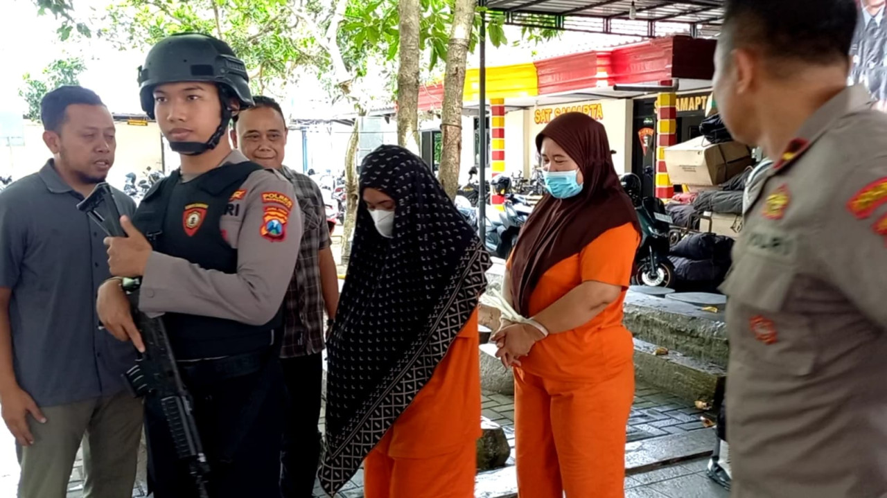 Tersangka kasus prostitusi saat dikeler Polres Trenggalek. (Foto: Bramanta Pamungkas/jatimnow.com)