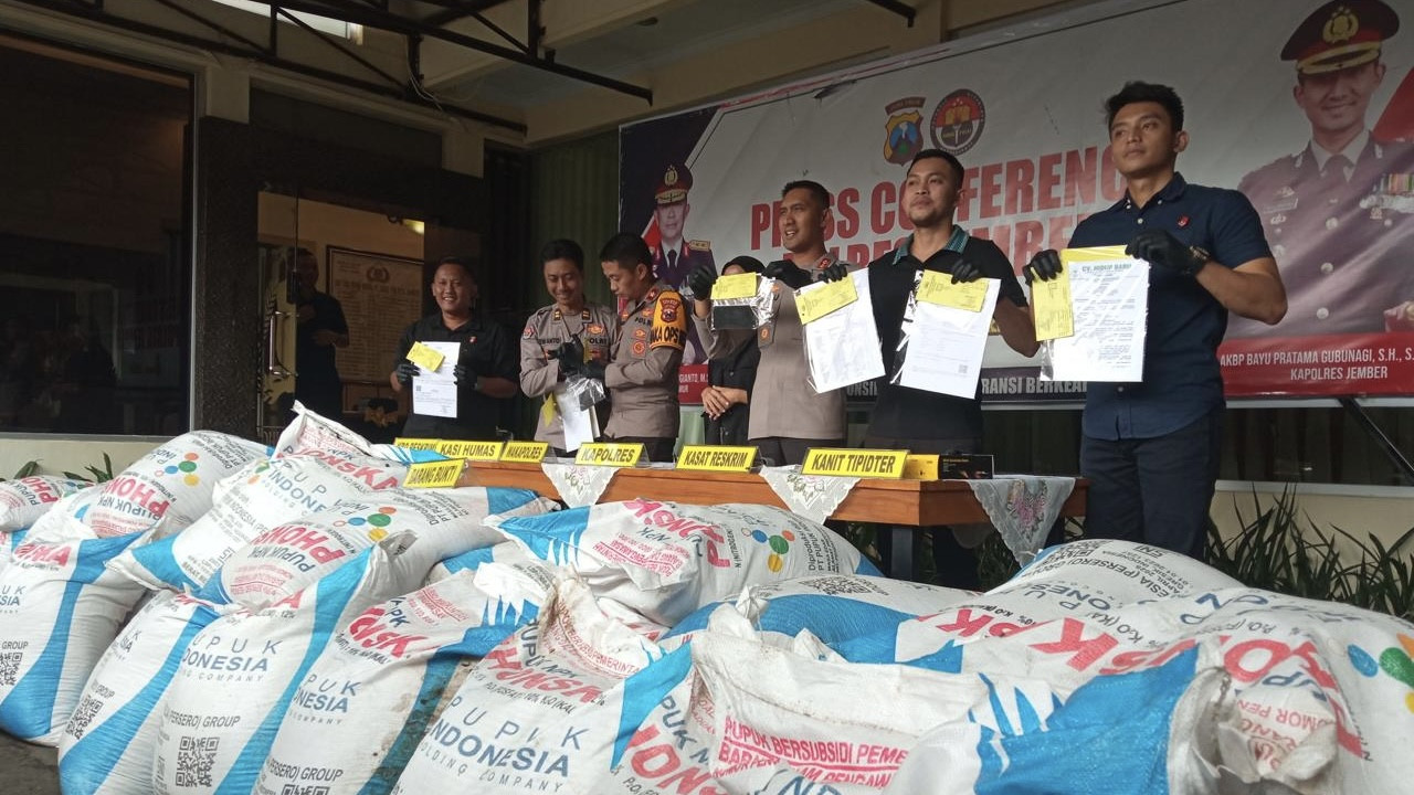 Polres Gresik menggagalkan pengiriman pupuk bersubsidi. (Foto: Sugianto/jatimnow.com)