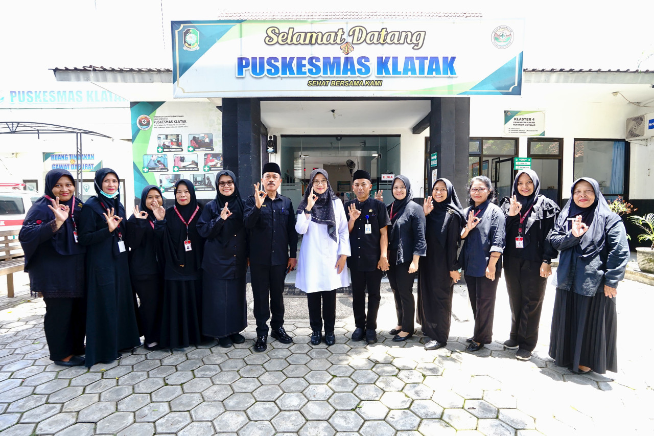 Para nakes bersama Bupati Banyuwangi di Puskesmas Klatak Banyuwangi. (Foto: Kominfo for jatimnow).