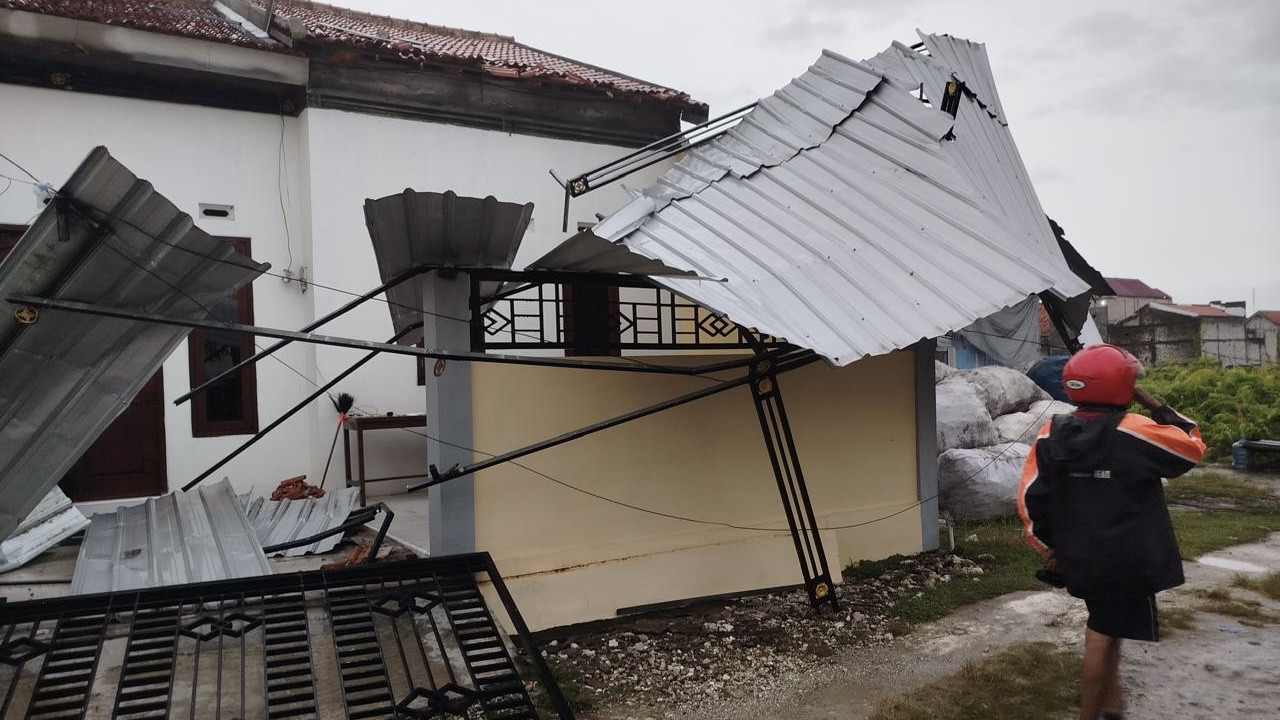 Puting beliung di Bangkalan. (Foto: Fathor Rahman/jatimnow.com)