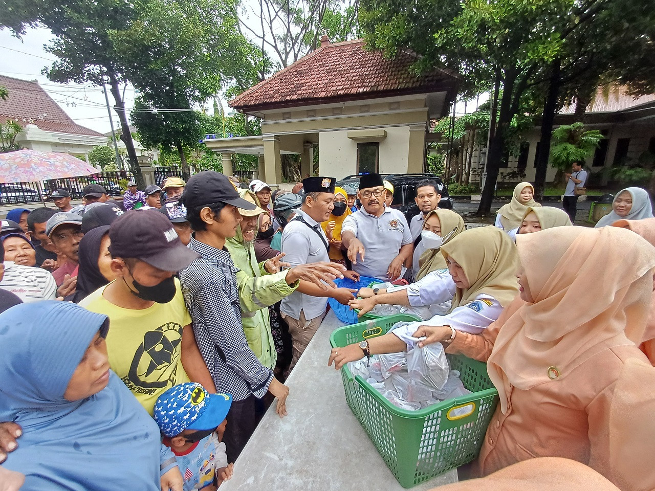 Semarak bagi-bagi takjil PWI dan DWP Lamongan. (Foto : Adyad Ammy Iffansah/jatimnow.com)