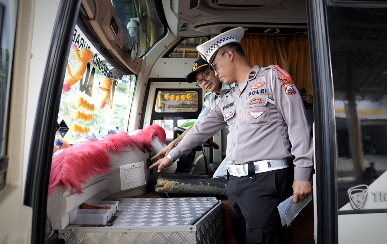 Satlantas Polres Gresik saat melakukan rampcheck serta pemeriksaan kesehatan sopir bus di Terminal Kelas B Bunder, Gresik. (Foto: Humas Polres Gresik)