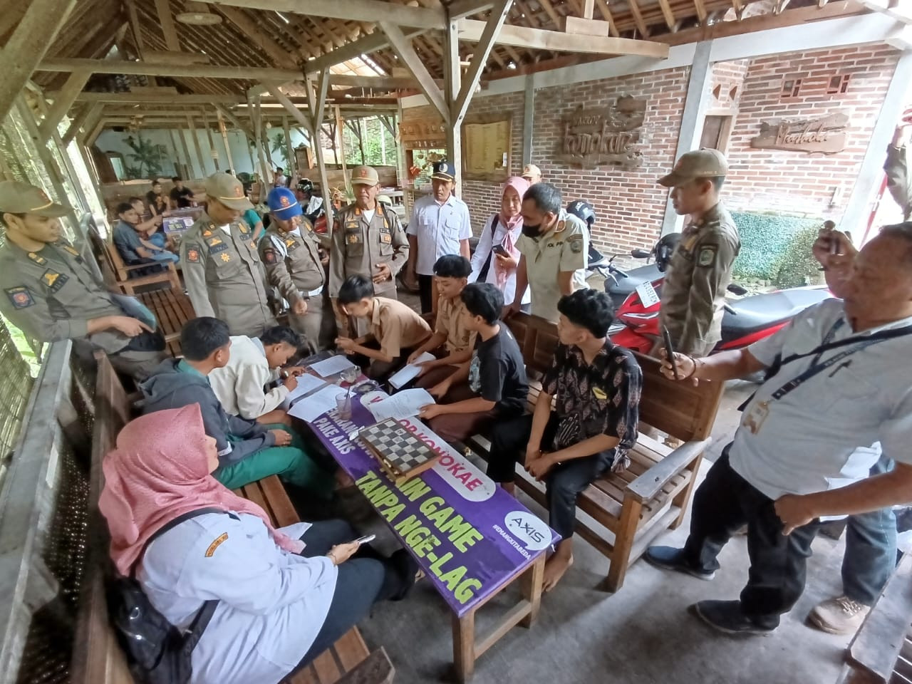 Para pelajar yang terjaring razia di warung kopi di Tulungagug. (Foto: Bramanta Pamungkas/jatimnow.com)