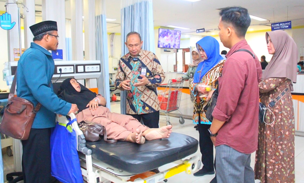 Plt. Direktur RSUD R.T. Notopuro, dr. Atok Irawan saat mengunjungi pasien. (Foto: Ahaddiini HM/jatimnow.com)