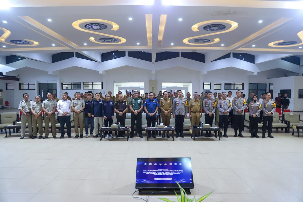 Bupati Jember Gus Fawait bersama Tim Saber Pungli. (Foto: Diskominfo Jember/jatimnow.com)