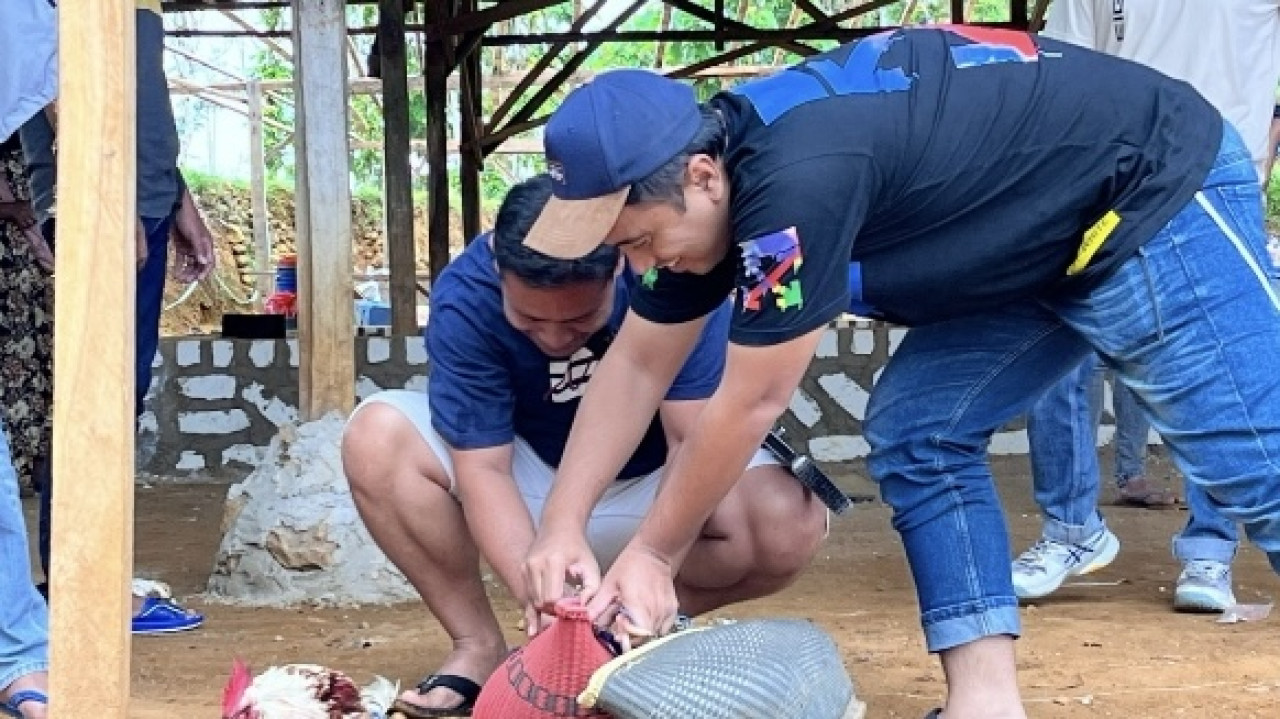 Sejumlah polisi mengamankan barang bukti ayam sabung di Desa Bira Tengah, Sokobanah Sampang. (Foto: Fathor Rahman/jatimnow.com)