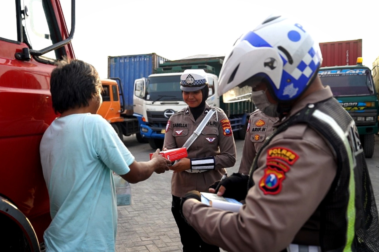 Satlantas Polres Gresik saat membagikan takjil gratis bagi para sopir kendaraan angkutan barang yang berpuasa. (Foto: Humas Polres Gresik/jatimnow.com)