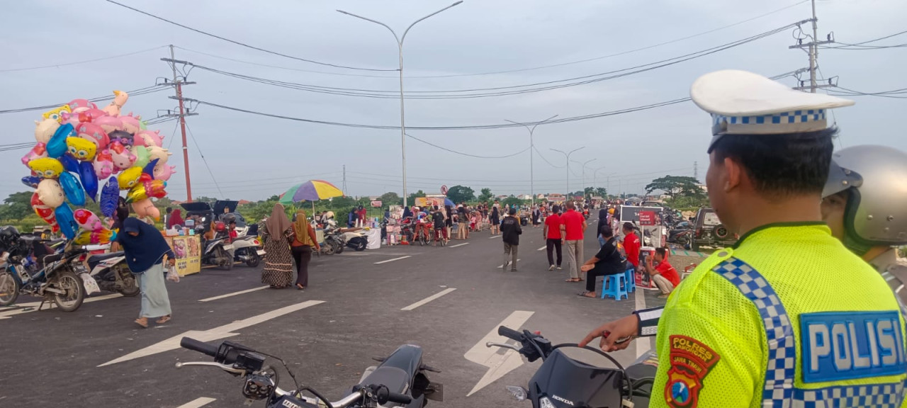Satlantas Lamongan saat patroli sore hari di Jalan Lingkar Utara. (Foto : Adyad Ammy Iffansah/jatimnow.com)