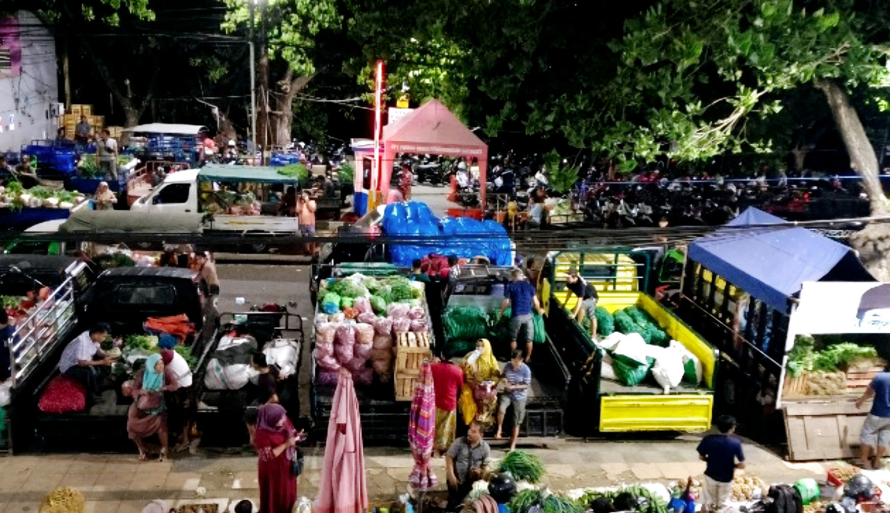 Aktivitas bongkar-muat pedagang di Pasar Keputran Surabaya (dok.jatimnow.com)