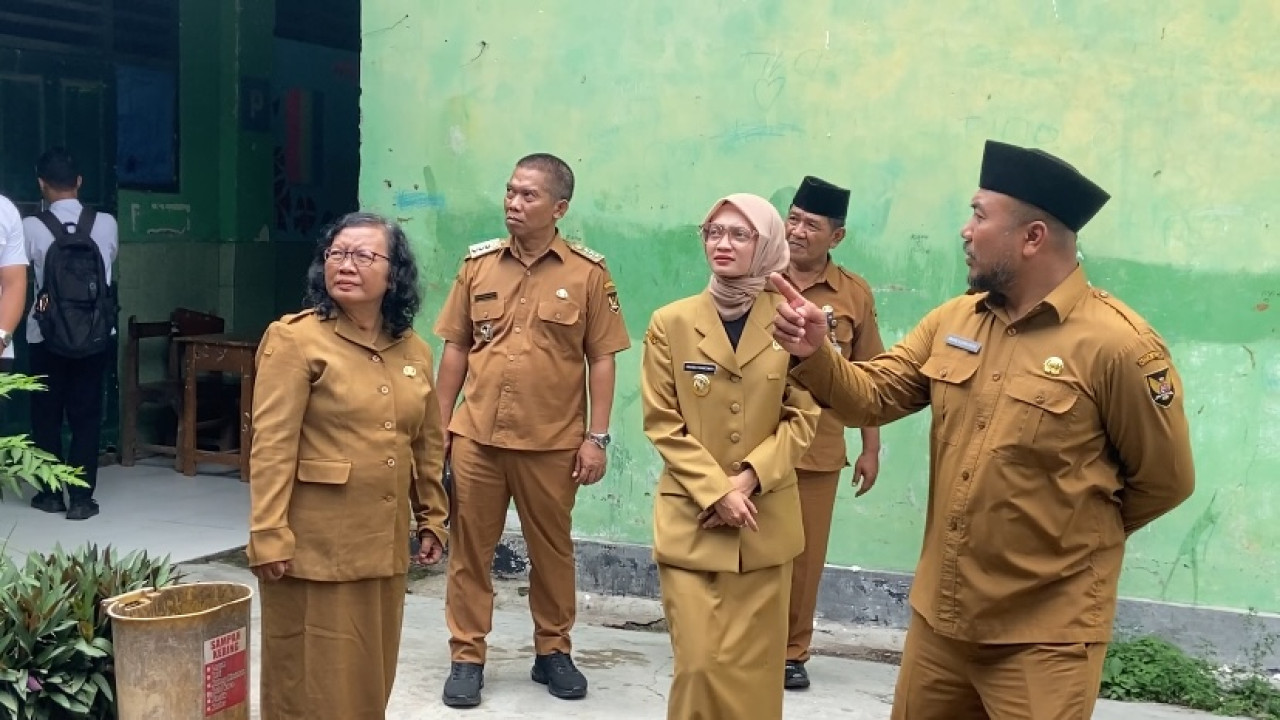 Mbak Vinanda saat meninjau SDN Setono Pande. (Foto: Yanuar Dedy/jatimnow.com)