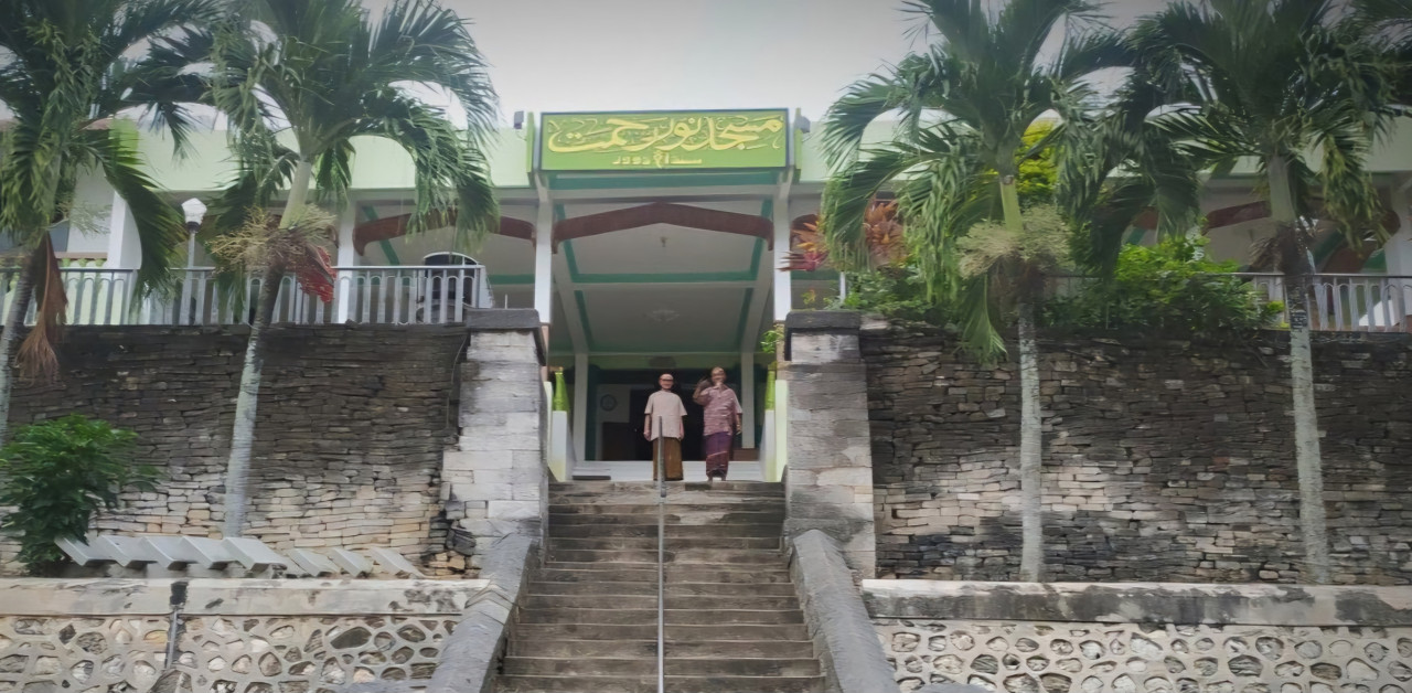 Masjid Tiban Sunan Sendang Duwur Lamongan berada di puncak bukit. (Foto: Adyad Ammy Iffansah/jatimnow.com)