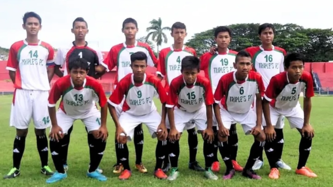 Septian Bagaskara (kiri kiper) saat belajar di akademi Triple’S Kediri. (Foto: Instagram Triple’S Kediri)