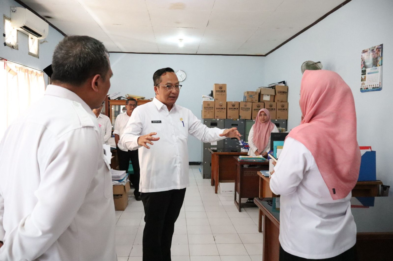 Wakil Bupati Gresik, dr. Asluchul Alif saat sidak ke Dinas Perikanan pada Rabu (5/3/2025). (Foto: Diskominfo Gresik for jatimnow.com)