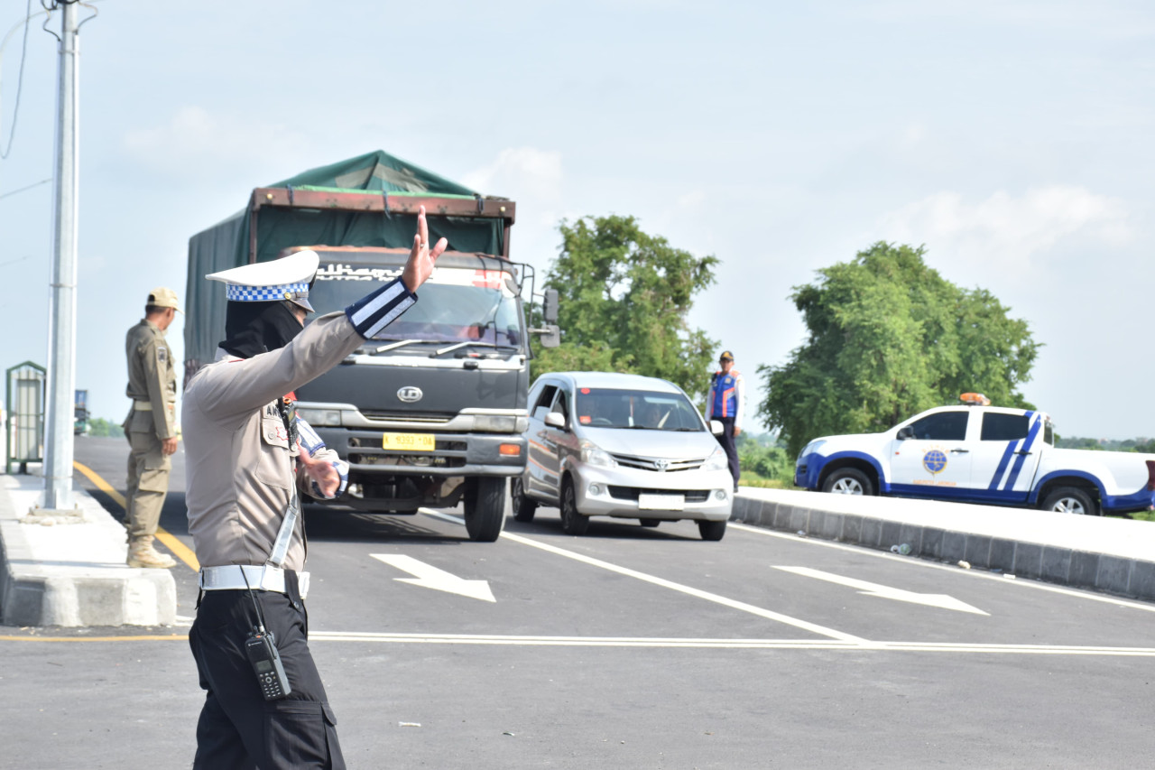 Simulasi penggunaan JLU Lamongan, dengan pengamanan dilakukan menyeluruh. (Foto: Adyad Ammy Iffansah/jatimnow.com)