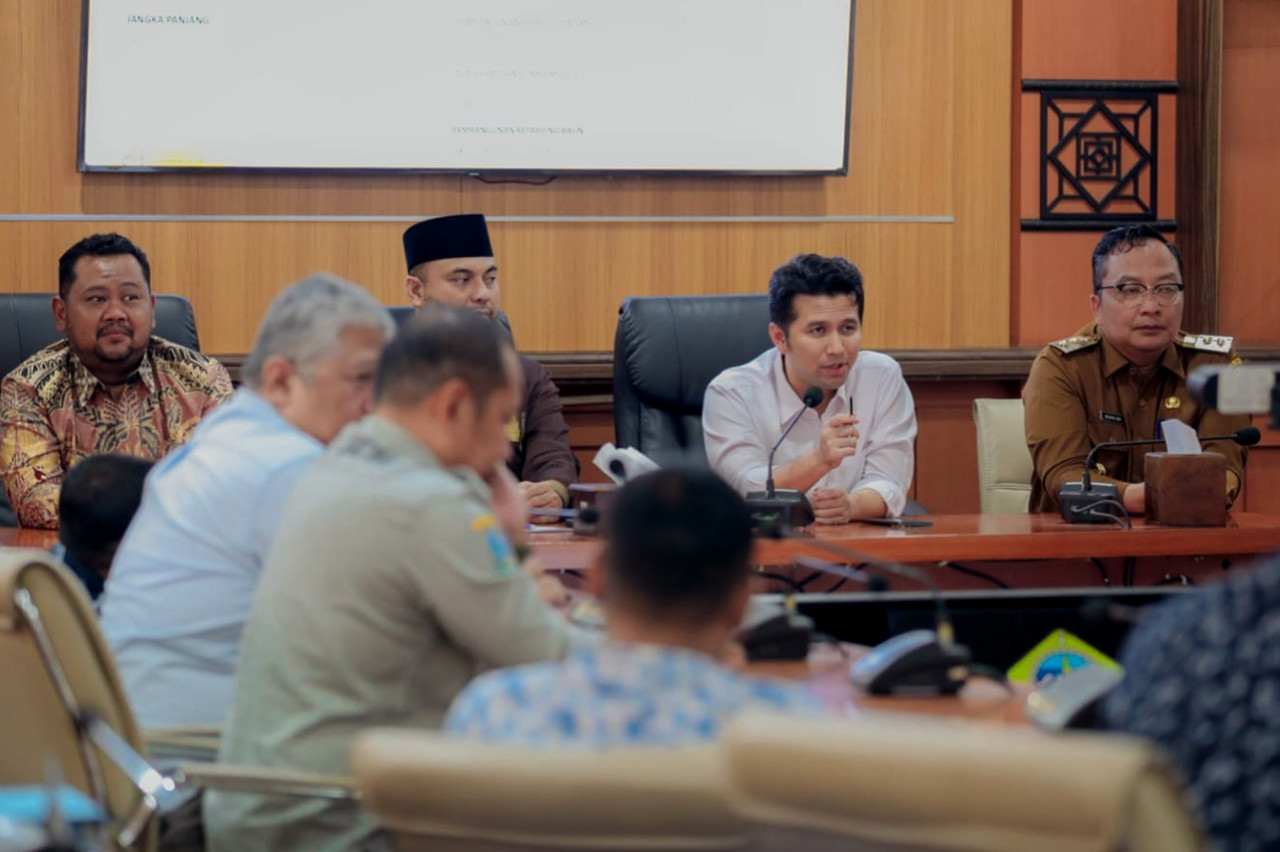 Wakil Gubernur Jawa Timur, Emil Elestianto Dardak, bersama Komisi D DPRD Provinsi Jawa Timur saat pertemuan forum sinergitas penanganan banjir Kali Lamong. (Foto: Diskominfo Gresik for jatimnow.com)