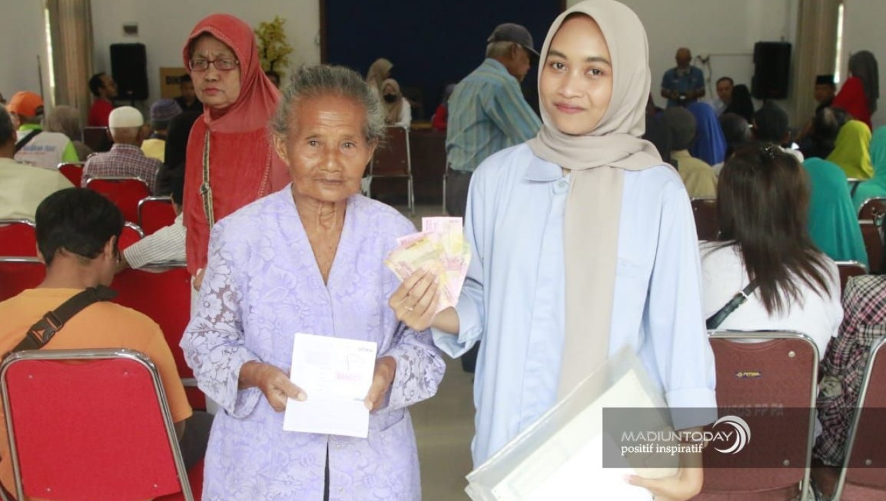 Sriatun (kiri) warga Kota Madiun menerima tambahan PKH. (Foto: madiun today)