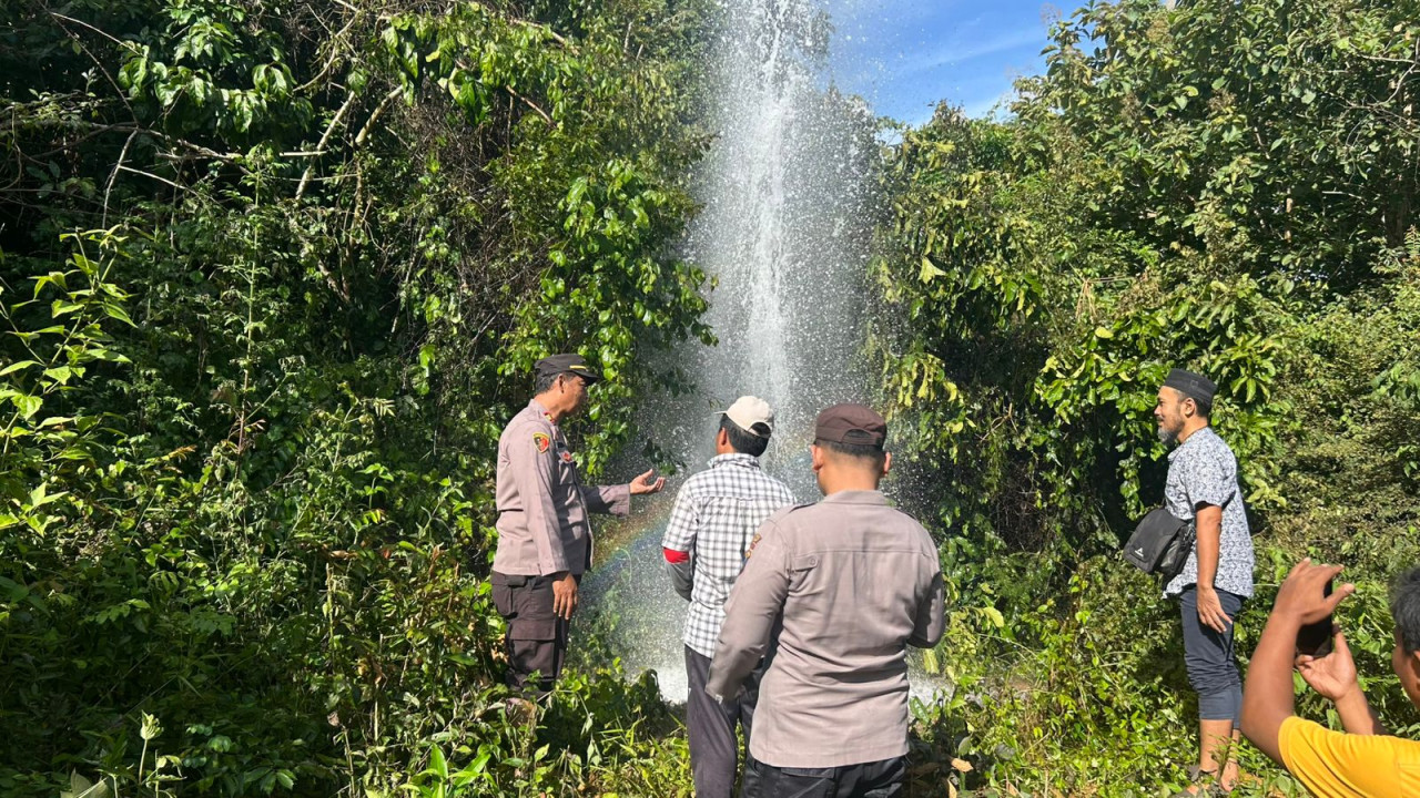 Sumur bos yang mengeluarkan semburan air disertai bau gas. (Foto: Fathor Rahman/jatimnow.com)