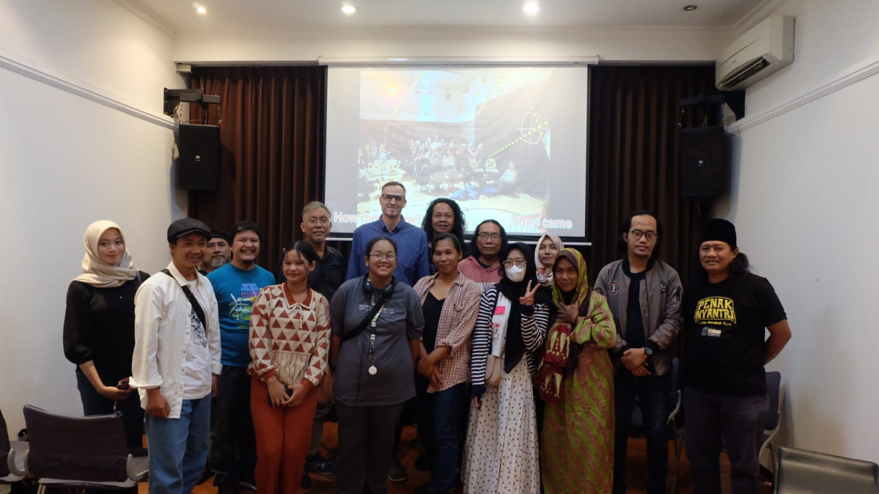 Teater Api Indonesia Berbagi Pengalaman Misi Budaya di Wisma Jerman Surabaya