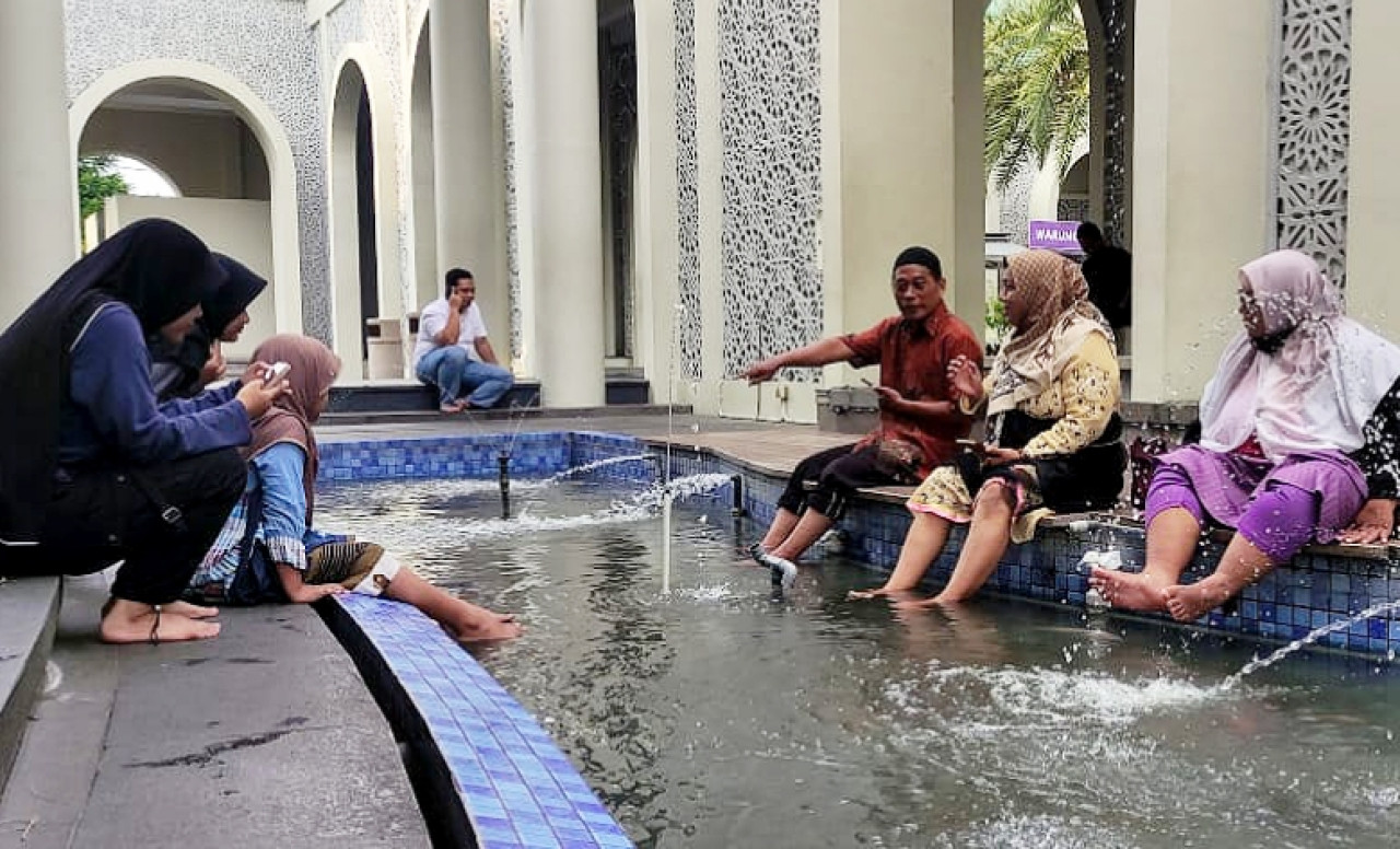 Ngabuburit sambil Terapi Ikan di Masjid KH Ahmad Dahlan Gresik