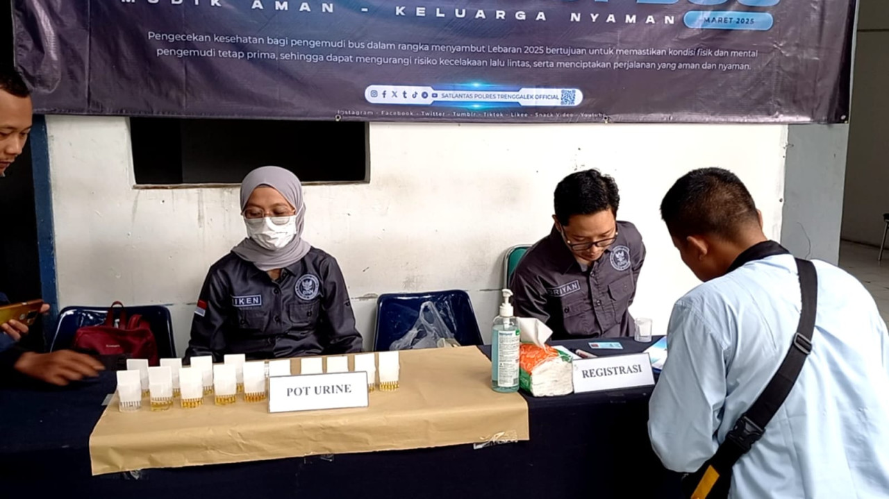 Petugas saat melakukan tes urine di Terminal Trenggalek. (Foto: Bramanta Pamungkas/jatimnow.com)