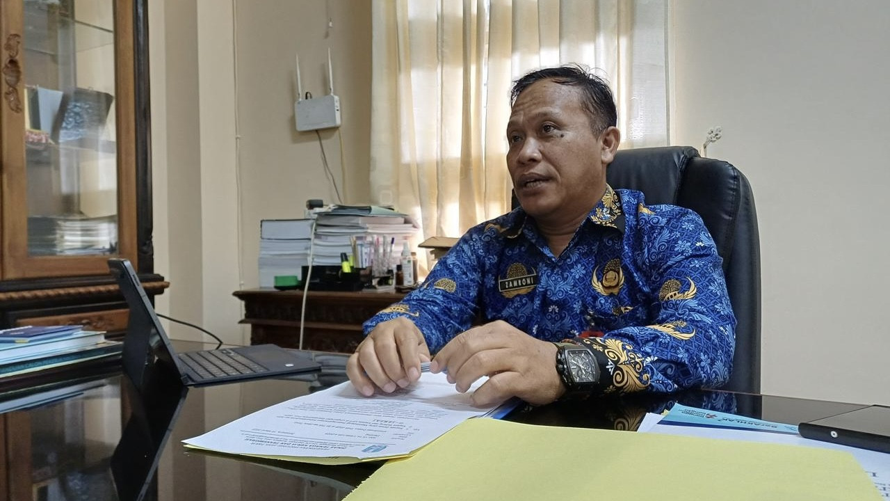 Kepala Disnaker Lamongan, M. Zamroni saat memberikan keterangan perihal Posko Pengaduan THR. (Foto: Adyad Ammy Iffansah/jatimnow.com)