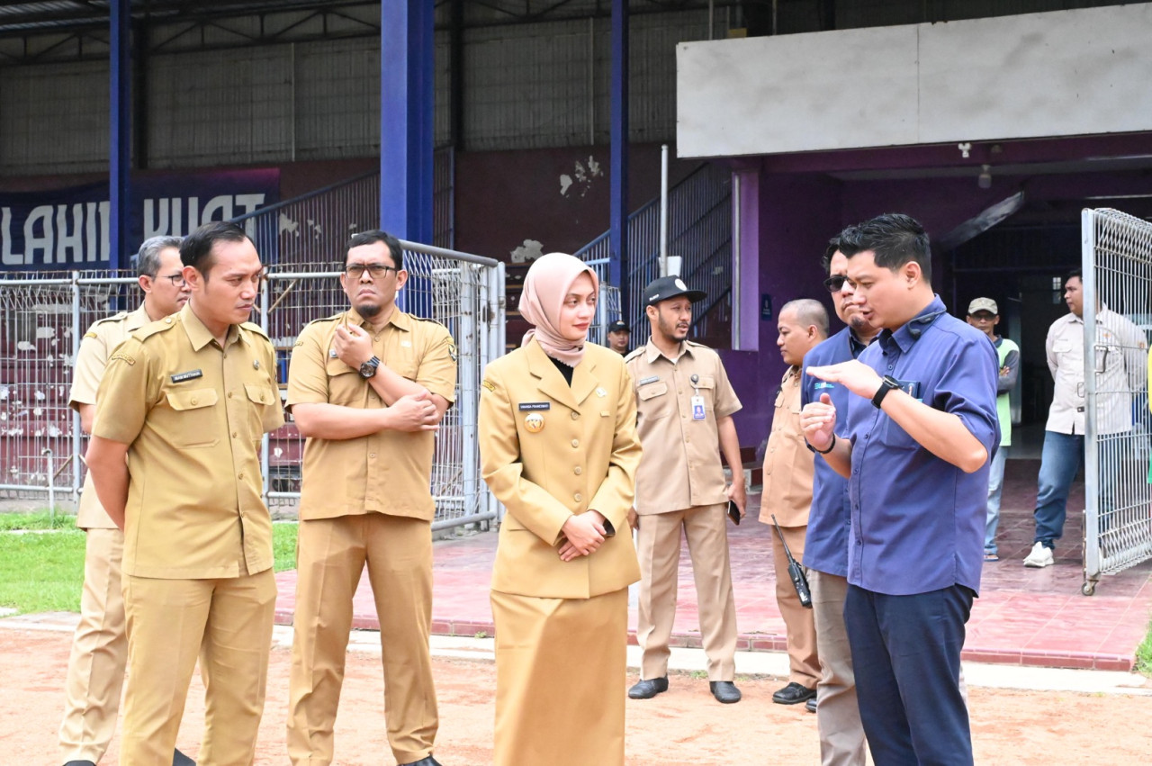 Wali Kota Kediri Vinanda Prameswati saat meninjau Stadion Brawijaya. (Foto: Yanuar Dedy/jatimnow.com)