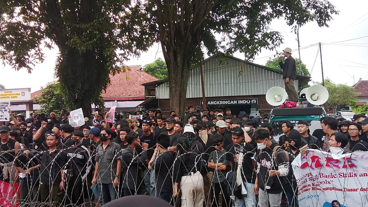 Demo mahasiswa di gedung DPRD Jember. (Foto: Sugianto/jatimnow.com)