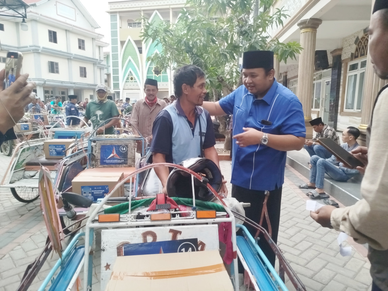 Tukang becak di Bangkalan terima bingkisan sembako. (Foto: Fathor Rahman/jatimnow.com)
