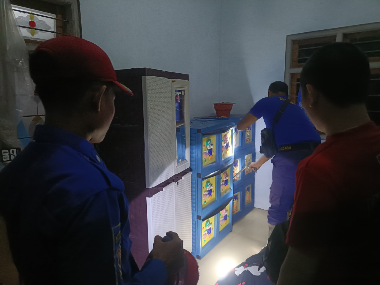 Damkar Jember amankan ular King Kobra (Foto: Atta for jatimnow.com)