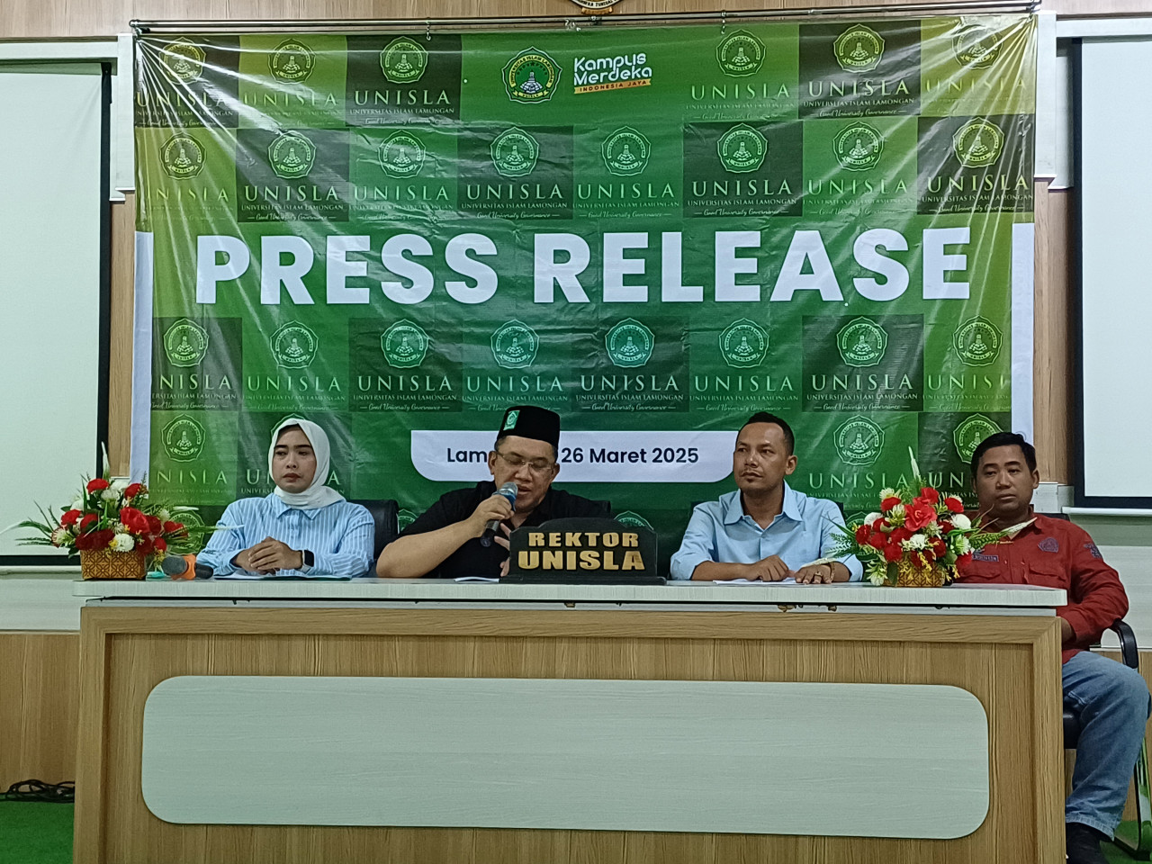 Rektor Unsila Abdul Ghofur saat memberikan keterangan soal dugaan Kasus Warek I. (Foto: Adyad Ammy Iffansah/jatimnow.com).