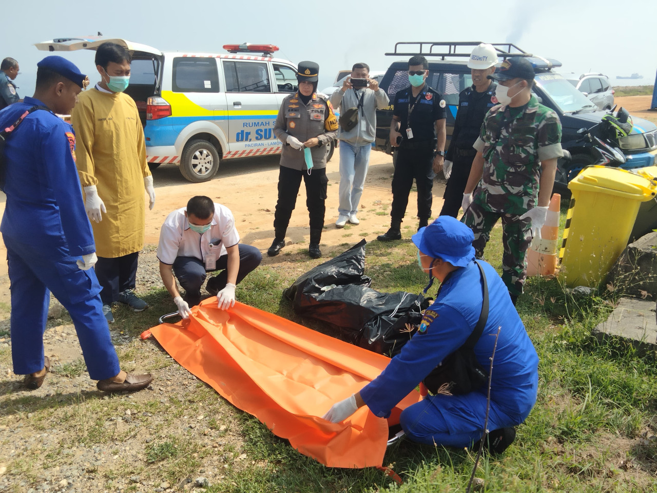 Proses evakuasi korban meninggal dalam ledakan kapal di Lamongan. (Foto: Adyad Ammy Iffansah/jatimnow.com)