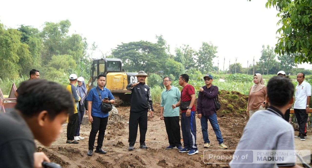 Wali Kota Madiun Dr. Maidi  saat mengomandoi kerja bakti di Taman Kali Bantaran. (Foto: Kominfo Kota Madiun)