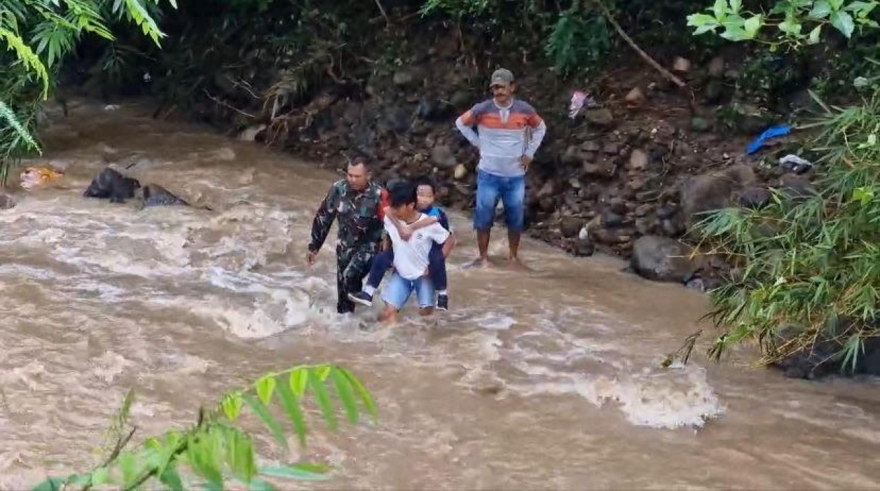 Jembatan Ambrol di Ponorogo, Warga Nekat Seberangi Sungai