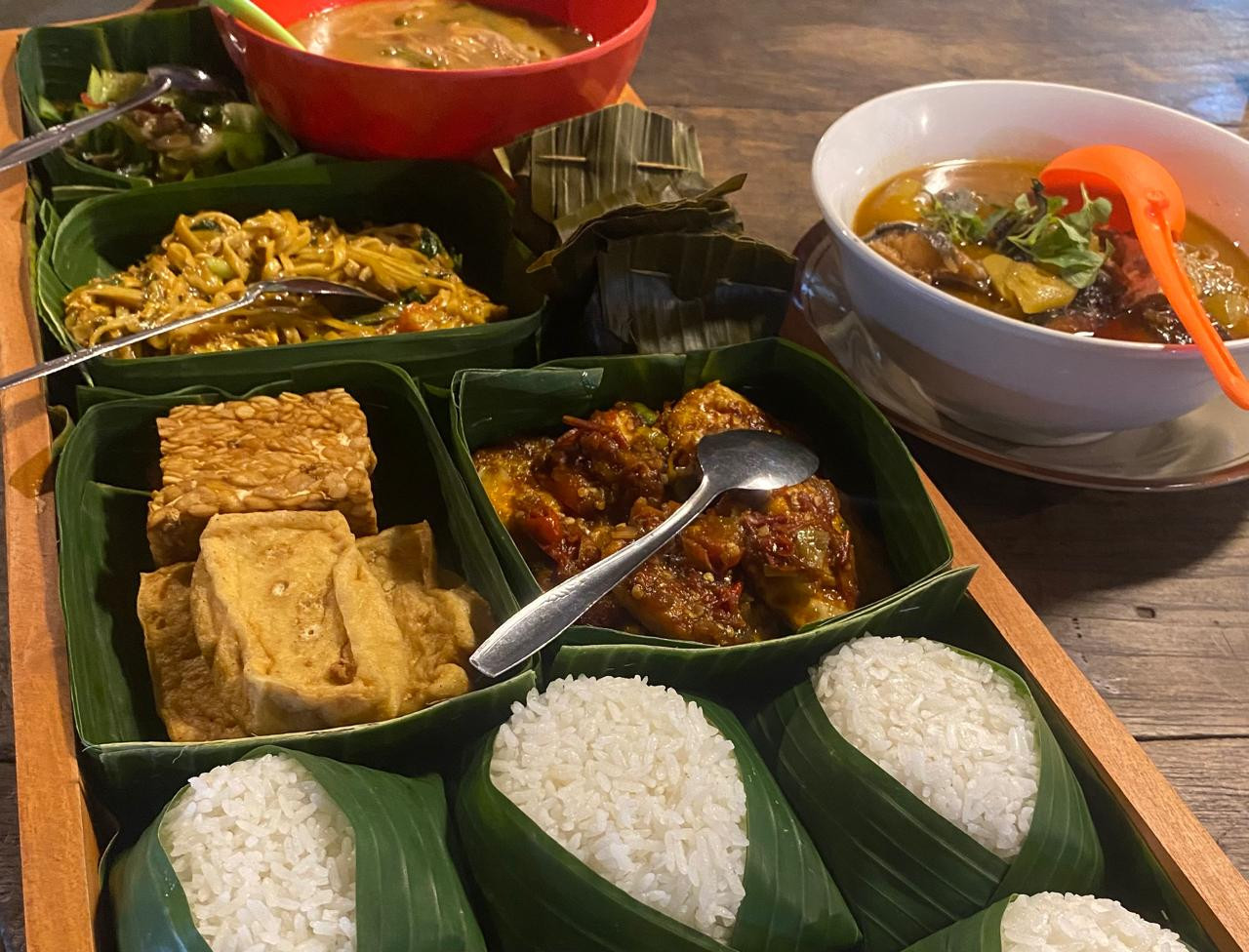Nasi Srawung salah satu sajian khas Waroeng Joglo Merah Putih Surabaya. (Foto: Dullah for jatimnow.com)