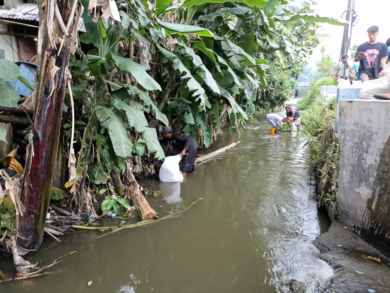 Aktivitas pembersihan sungai peringati hari air sedunia di Tulungagung. (Foto: Bramanta Pamungkas/jatimnow.com)