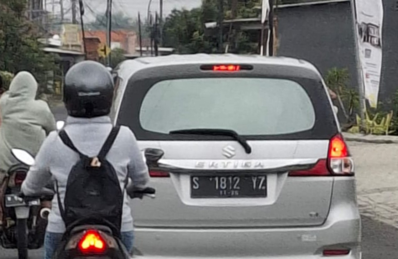 Barang bukti mobil Suzuki Ertiga saat dibawa kabur pelaku di wilayah Kecamatan Menganti, Kabupaten Gresik. (Foto: tangkapan layar)