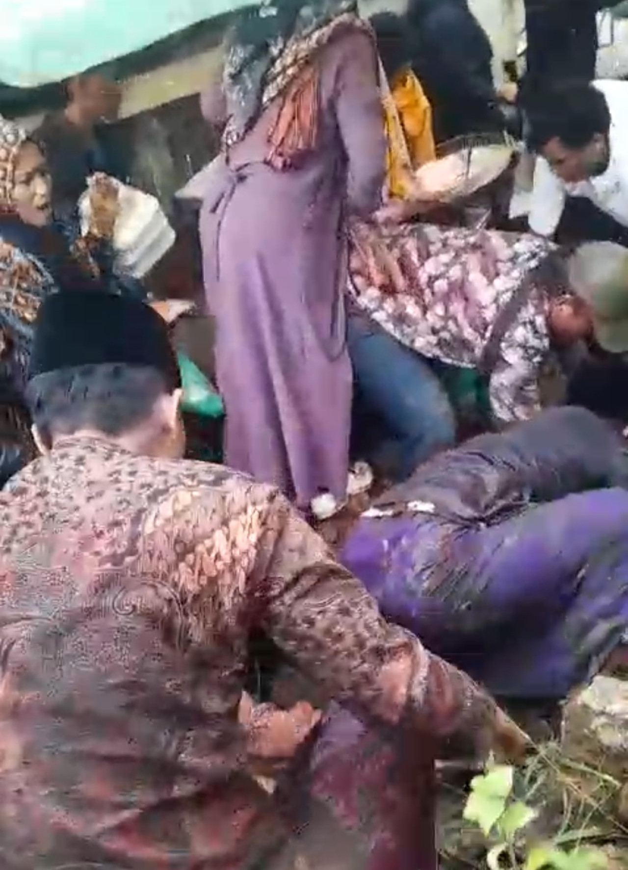 Warga Bangkalan terkena longsor. (Foto: tangkapan layar)