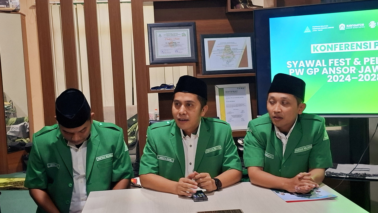 Ketua Ansor Jatim Musaffa Safril (tengah) saat menyampaikan keterangan resmi (foto: Ni'am/jatimnow.com)